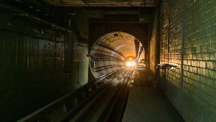 Metro ran under the river for the first time in India, travelled this much in 45 seconds ભારતમાં પહેલીવાર નદીની નીચે દોડી મેટ્રો, 45 સેકન્ડમાં આટલી મુસાફરી કરી