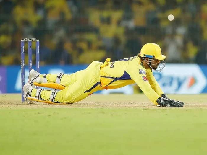 csk vs rr IPL 2023: coach stephen fleming confirms that csk captain ms dhoni has critical knee injury IPL: ધોનીને થઇ છે આ ગંભીર ઇજા, હવે આઇપીએલમાં રમશે કે નહીં ? ઇજા વિશે કૉચે કર્યો ચોંકાવનારો ખુલાસો