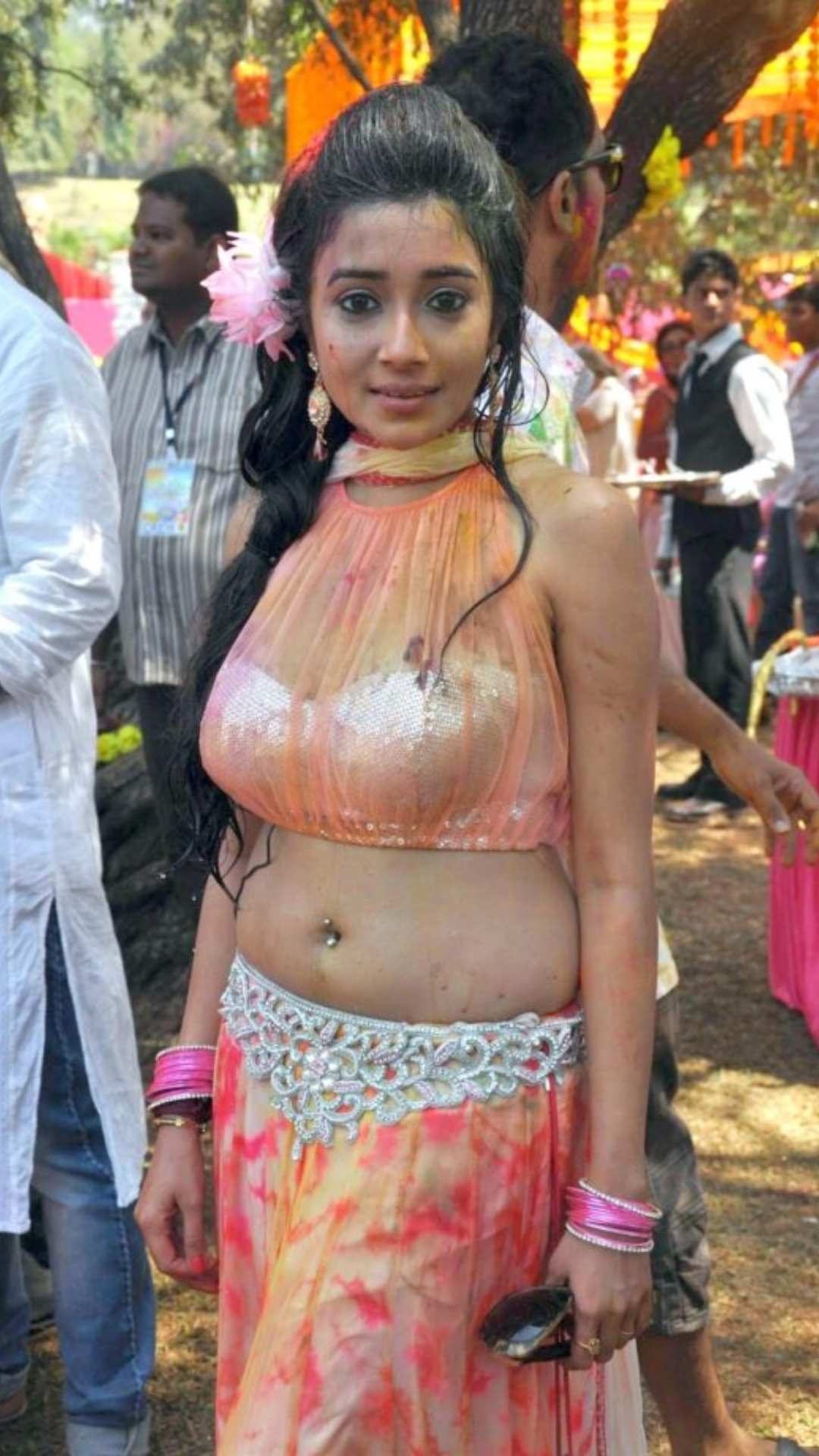 बटन पर पियरसिंग के लिए हमेशा एक अच्छे पियरसिंग आर्टिस्ट को ही चुनें.