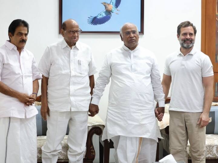 Sharad Pawar Meet Rahul Gandhi And congress Chief Mallikarjun Kharge for opposition unity in Lok Sabha Election 2024 Lok Sabha Election: 'हम साथ साथ हैं', मल्लिकार्जुन खरगे के घर राहुल गांधी और शरद पवार की हुई बैठक, हाथ से हाथ मिलाए नजर आए