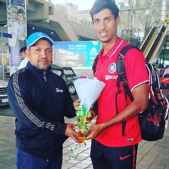 तिलक वर्मा एक बहुत ही साधारण परिवार से आते हैं. तिलक के पिता का नाम नांबूरी नागाराजू है, जो पेशे से एक इलेक्टिशियन हैं. पिता ने बताया कि कोच सलाम बयाश के बिना तिलक यहां तक नहीं पहुंच सकते थे. तिलक वर्मा के कोच सलाम बयाश ने मीडिया से बात करते हुए बताया था कि उन्होंने तिलक को टेनिस बॉल क्रिकेट खेलते देखा था.