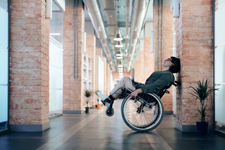 Wheelchair in Air Travel: হুইলচেয়ার নিয়ে বিমানে যাতায়াত করতে গেলে কিছু কিছু সমস্যা হয়ে থাকে, কিছুদিকে নজর রাখলেই মিটবে সমস্যা।