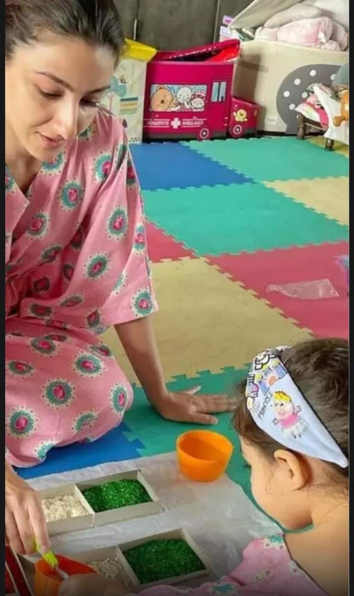 सोहा अली खान की बेटी ईनाया भी बहुत ही ज्यादा प्यारी है और आपको बता दें कि फैन्स का भी उन्हें बेहद ही प्यार मिलता है. इतना ही नहीं सोहा अली खान ने अपनी बेटी के लिए बहुत ही प्यारा बेबी रूम बनवाया है और वह बहुत ही कलरफुल भी नजर आता है.