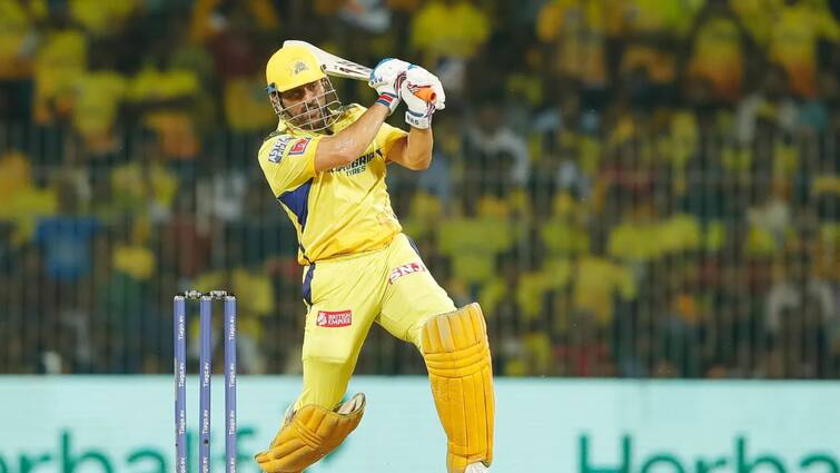 IPL 2023: Mahendra Singh Dhoni nursing a knee injury claims CSK coach Stephen Fleming after RR match IPL 2023: হাঁটুর চোটে ভুগছেন ধোনি? সিএসকে অধিনায়কের চোটের আপডেট দিয়ে কী বললেন কোচ ফ্লেমিং?