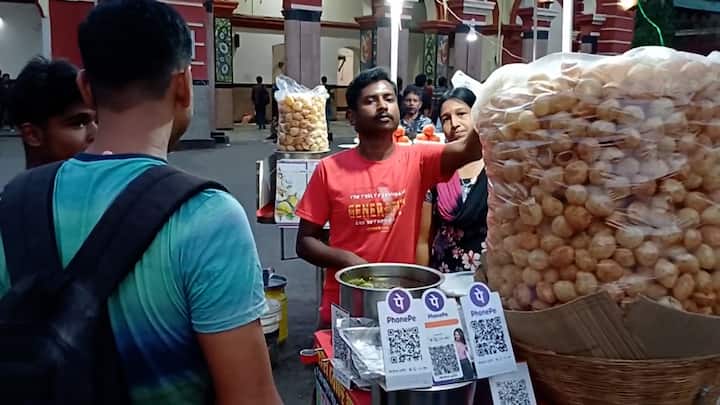ফুচকাওয়ালাও দারুণ খুশি, এই গরমে হু হু করে বিকোচ্ছে ফুচকা।