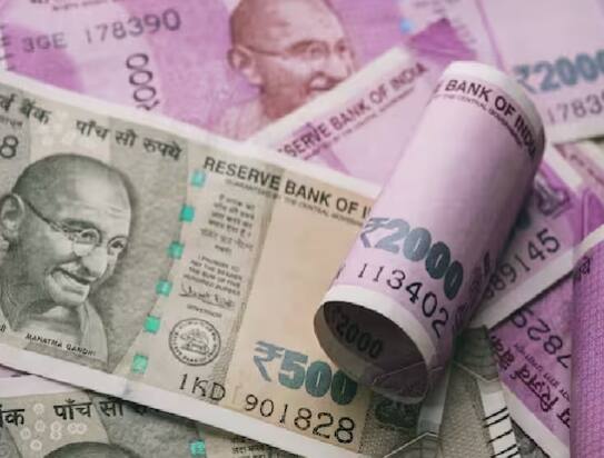 ਹਾਲ ਹੀ 'ਚ ਸਰਕਾਰ ਨੇ ਨੈਸ਼ਨਲ ਸੇਵਿੰਗ ਸਰਟੀਫਿਕੇਟ ਸਕੀਮ ਦੀਆਂ ਵਿਆਜ ਦਰਾਂ 'ਚ ਵਾਧਾ ਕੀਤਾ ਹੈ। ਇਸ ਵਾਧੇ ਤੋਂ ਬਾਅਦ ਹੁਣ ਗਾਹਕਾਂ ਨੂੰ 7.7 ਫੀਸਦੀ ਦੀ ਦਰ ਨਾਲ ਵਿਆਜ ਮਿਲ ਰਿਹਾ ਹੈ।