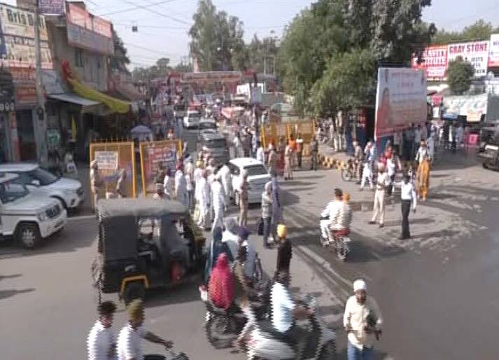 ਅੱਜ ਪੰਜਾਬ ਵਿੱਚ ਖਾਲਸਾ ਸਾਜਣਾ ਦਿਵਸ ਤੇ ਵਿਸਾਖੀ ਸ਼ਰਧਾ ਤੇ ਉਤਸ਼ਾਹ ਨਾਲ ਮਨਾਏ ਜਾ ਰਹੇ ਹਨ। ਵਿਸਾਖੀ ਮੇਲੇ ਵਿੱਚ ਐਂਤਕੀ ਪਹਿਲਾਂ ਨਾਲੋਂ ਸਖ਼ਤ ਪ੍ਰਬੰਧ ਕੀਤੇ ਗਏ ਹਨ। ਭਾਰੀ ਪੁਲਿਸ ਫੋਰਸ ਤੋਂ ਇਲਾਵਾ ਪੈਰਾ ਮਿਲਟਰੀ ਫੋਰਸ ਤਾਇਨਾਤ ਕੀਤੀ ਗਈ ਹੈ।