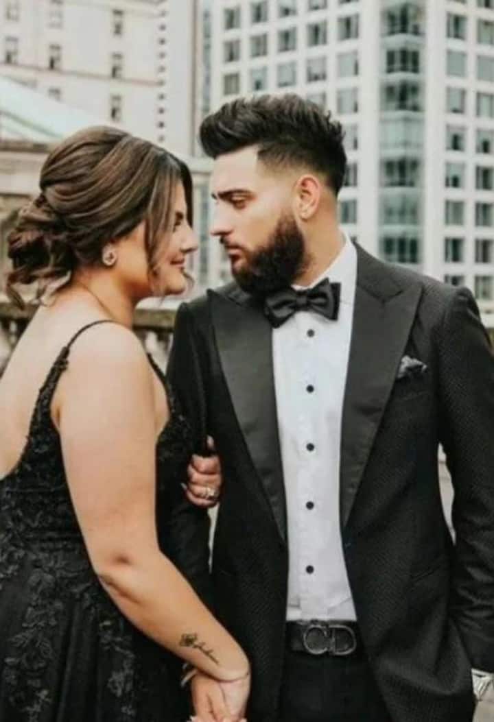 ਕਰਨ ਔਜਲਾ ਦੀ ਪਤਨੀ ਪਲਕ ਨਾਲ ਨਵੀਂ ਵੀਡੀਓ ਵੀ ਸਾਹਮਣੇ ਆਈ ਹੈ। ਇਸ ਵੀਡੀਓ 'ਚ ਦੋਵੇਂ ਪਤੀ ਪਤਨੀ ਕਿਸੇ ਪਾਰਟੀ 'ਚ ਕੱਪਲ ਡਾਂਸ ਕਰਦੇ ਨਜ਼ਰ ਆ ਰਹੇ ਹਨ।