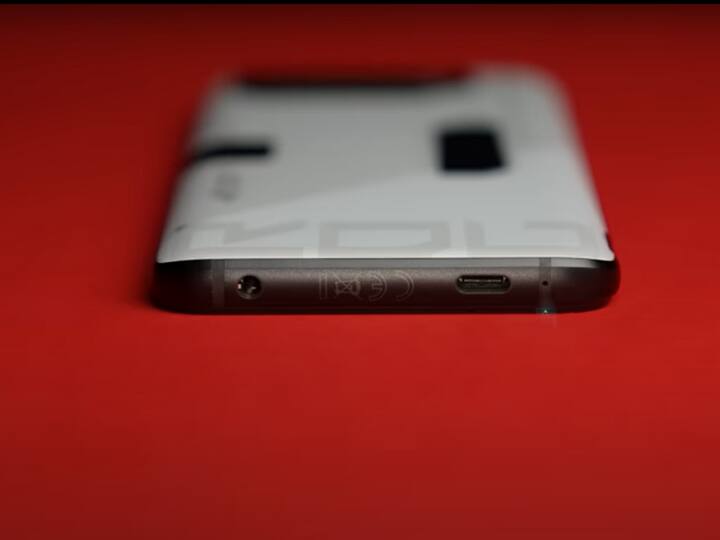 स्मार्टफोन के डाउन साइड में आपको 3.5 एमएम ऑडियो जैक, यूएसबी टाइप-सी 2.0 और एक माइक्रोफोन मिलता है.