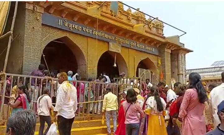 Pune News : अखंड महाराष्ट्राचे कुलदैवत असलेल्या जेजुरीच्या खंडेरायाच्या मंदिरात भाविकांनी मोठी गर्दी केलेली आहे.