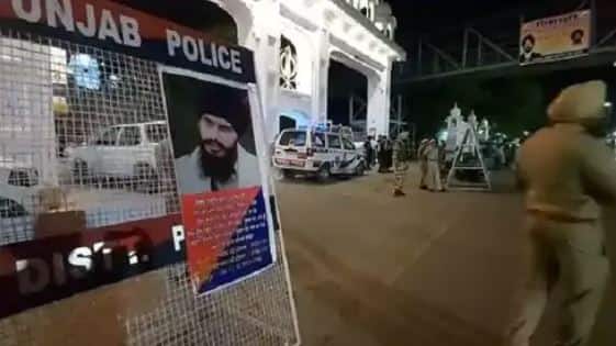 The arrest of Amritpal Singh is a new strategy of the police, after Batala and Amritsar, now the poster is in Patiala Amritpal Singh: ਅੰਮ੍ਰਿਤਪਾਲ ਸਿੰਘ ਦੀ ਗ੍ਰਿਫਤਾਰੀ ਪੁਲਿਸ ਦਾ ਨਵਾਂ ਪੈਂਤੜਾ, ਬਟਾਲਾ ਤੇ ਅੰਮ੍ਰਿਤਸਰ ਮਗਰੋਂ ਹੁਣ ਪਟਿਆਲਾ 'ਚ ਪੋਸਟਰ