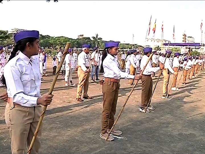 त्या ठिकाणी नतमस्तक होऊन बाबासाहेबांप्रति आपली श्रद्धा व्यक्त करत आहेत.