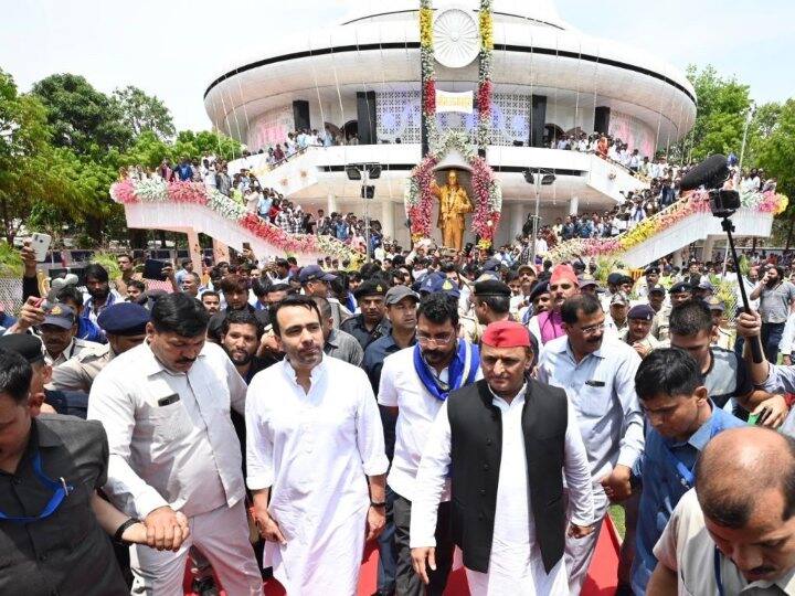 संविधान निर्माता डॉक्टर भीमराव अंबेडकर की जयंती के मौके पर उत्तर प्रदेश के पूर्व मुख्यमंत्री अखिलेश यादव शुक्रवार को इंदौर के करीब स्थित अंबेडकर नगर पहुंचे.