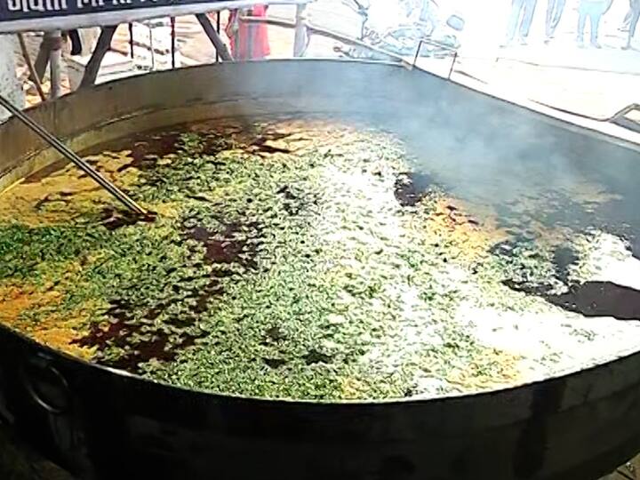 डॉ. बाबासाहेब आंबेडकर यांच्या जयंतीनिमित्ताने पुण्यात तब्बल सहा हजार किलोची मिसळ तयार करण्यात आलीय.