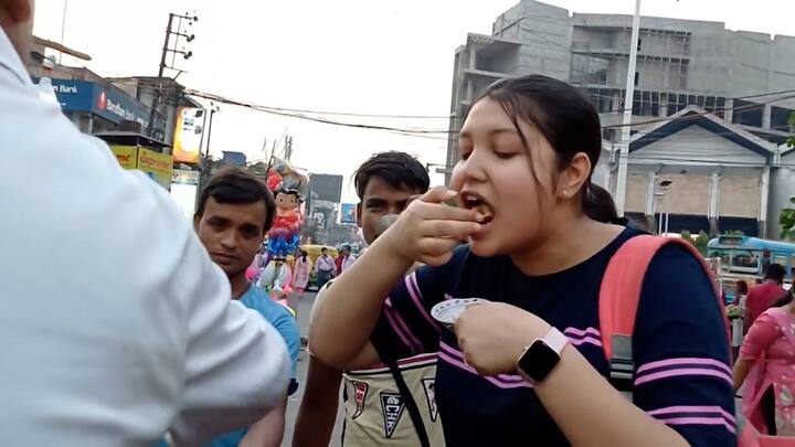 ব্য়ারাকপুর স্টেশনে দেদার বিক্রি হচ্ছে বরফ ফুচকা!
