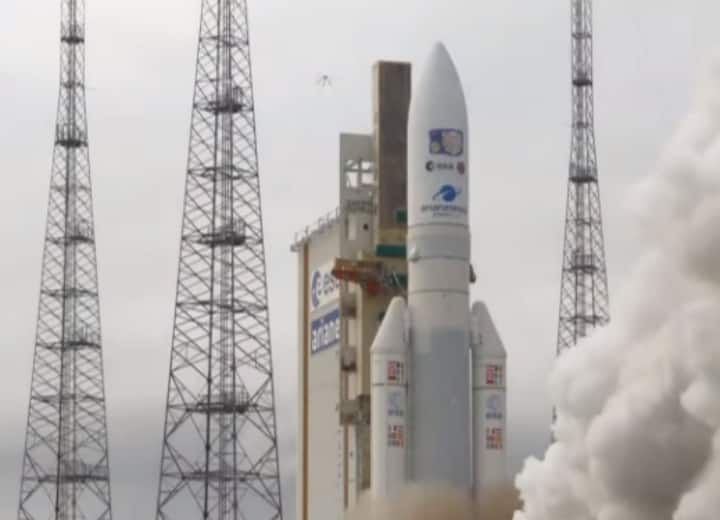 European spacecraft rockets toward Jupiter and its icy moons JUICE Mission: ब्रह्मांड में धरती के बाहर भी जीवन है? इस रहस्य को सुलझाने के लिए वैज्ञानिकों ने लॉन्च किया JUICE मिशन