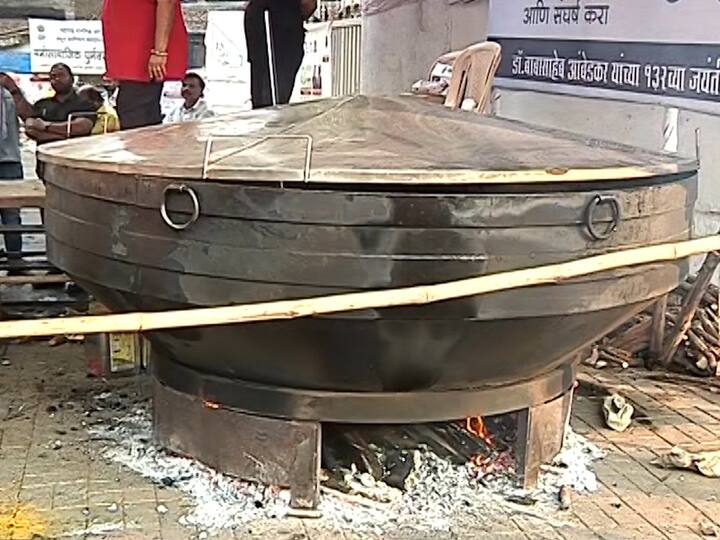 पुणे रेल्वे स्टेशन रस्ता येथील डॉ. बाबासाहेब आंबेडकर पुतळा येथे ही मिसळ तयार करून अभिवादन करण्यात आलं.