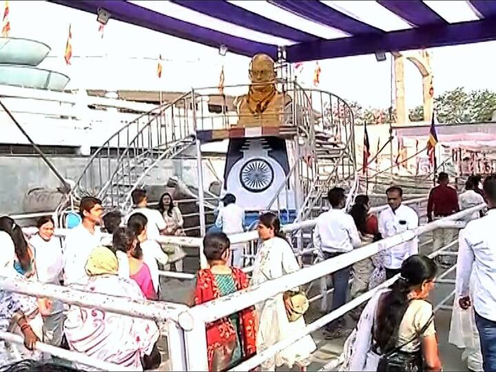 धम्मचक्र प्रवर्तन दिवस असो किंवा बाबासाहेबांची जयंती अशा सर्व महत्त्वाच्या दिवशी दीक्षाभूमीवर बौद्ध बांधवांची मोठी गर्दी पाहायला मिळते.