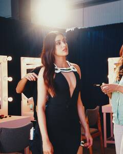 Janhavi Kapoor PHOTO: ડિપ નેક બ્લેક ડ્રેસમાં જાહ્નવી કપૂરે આપ્યા કિલર પોઝ