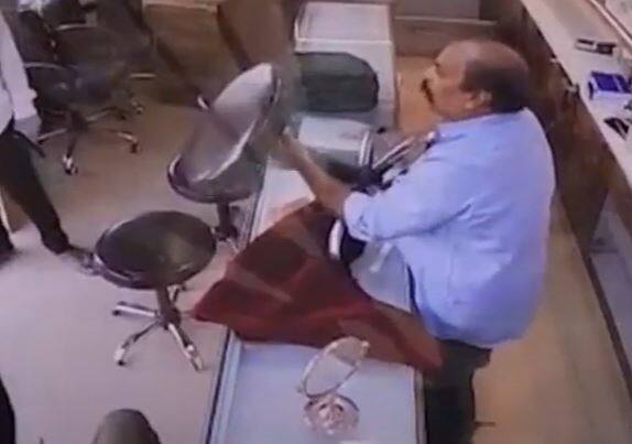 Attempted robbery in Mahalakshmi Jewelers in CTM area Ahmedabad Ahmedabad: CTM વિસ્તારમાં આવેલી મહાલક્ષ્મી જ્વેલર્સમાં રિવોલ્વર જેવું હથિયાર બતાવી લૂંટનો પ્રયાસ 