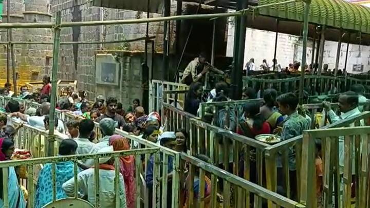 अखंड महाराष्ट्राचे कुलदैवत असलेल्या जेजुरीच्या खंडेरायाच्या मंदिरात भाविकांनी मोठी गर्दी केलेली आहे.