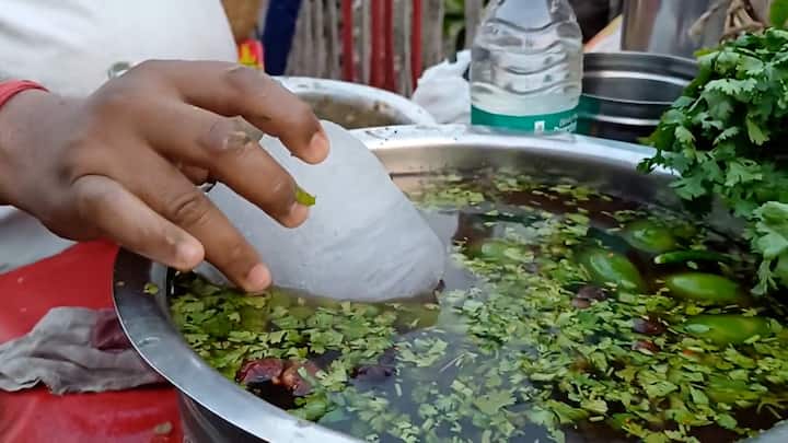 ফুচকায় তেতুল জলে মেশানো হচ্ছে বরফ। প্রচণ্ড গরমে, ঠান্ডা ফুচকা মুখে দিয়ে স্বস্তি ফুচকা প্রেমীদের।