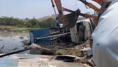 Virar Accident : रेतीची वाहतूक करणारा टिपर पलटी झाल्याने अपघात; महिलेचा मृत्यू, दोन जण जखमी