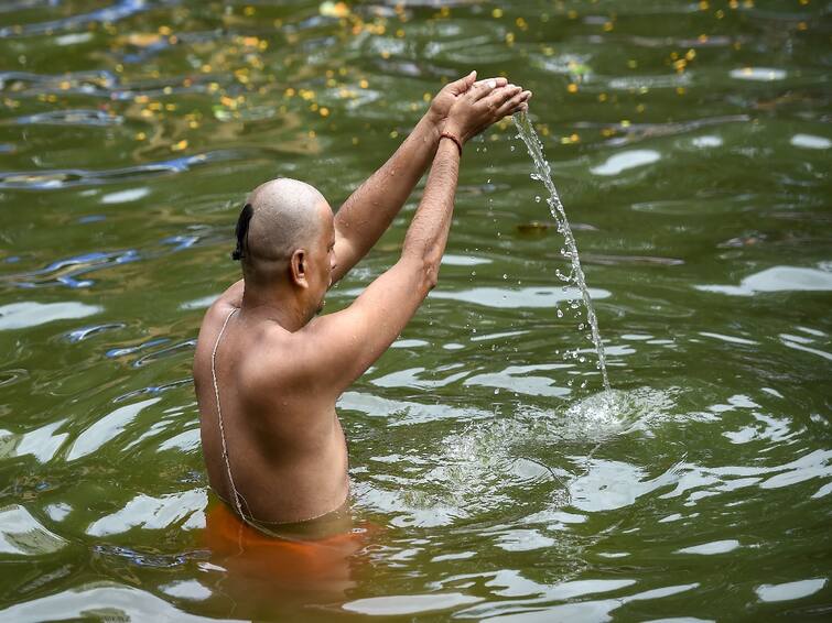 Mesh Sankranti 2023:  Remedies performed on Mesha Sankranti get rid of Pitru Dosh Mesh Sankranti 2023: પિતૃ દોષથી છૂટકારો અપાવે છે મેષ સંક્રાતિ, કરો આ ઉપાય