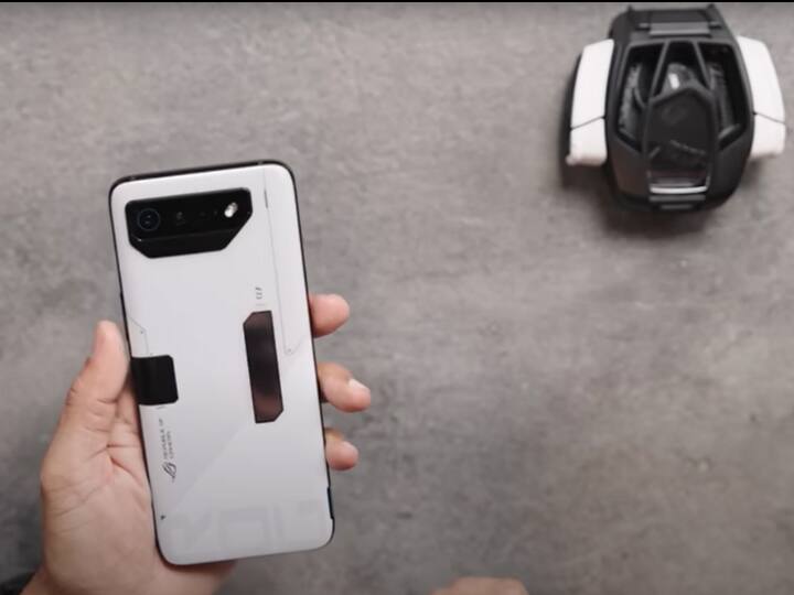 Asus ROG Phone 7 को कंपनी दो स्टोरेज वेरिएंट में लॉन्च किया है जिसमें 12/256GB वेरिएंट की कीमत 74,999 रुपये है.