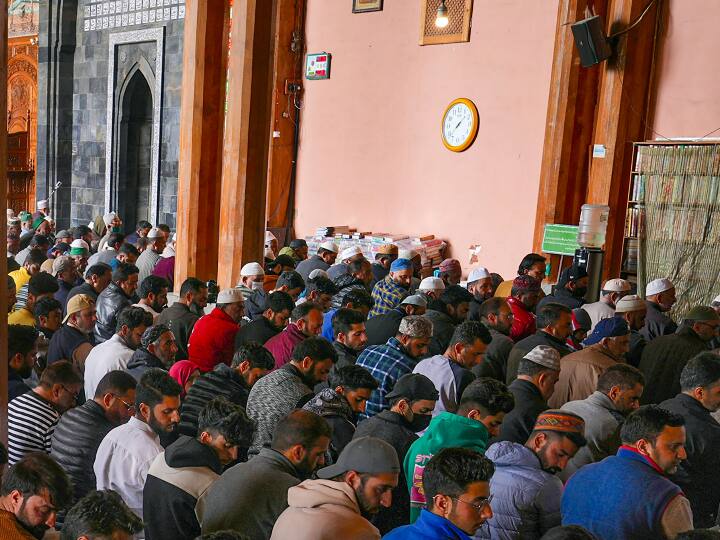 Srinagar Muslims will not be able to do Jumuatul Wida in Jamia Masjid administration orders to close the gates ANN श्रीनगर: जामिया मस्जिद में मुसलमान नहीं कर सकेंगे 'जमात-उल-विदा', प्रशासन ने द्वार बंद करने के दिए आदेश