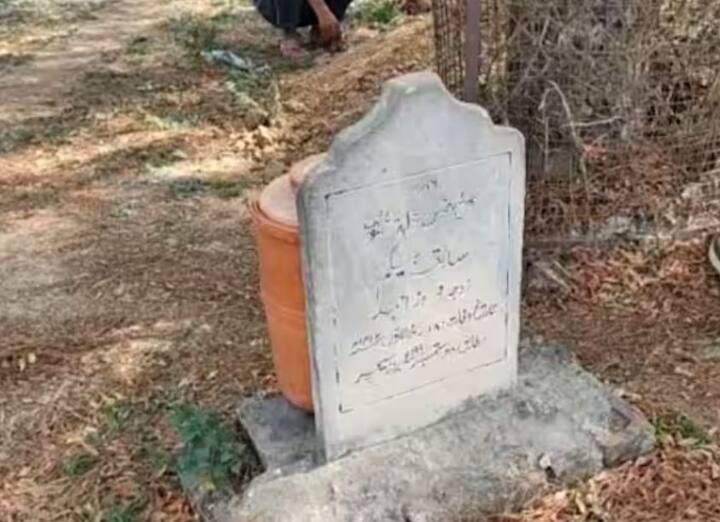 અતીક અહેમદના પિતા હાજી ફિરોઝ અહેમદ અને માતાની કબર પણ પ્રયાગરાજના આ કબ્રસ્તાનમાં છે.