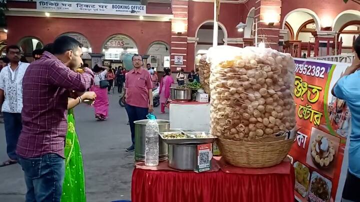 ব্যারাকপুর স্টেশনের বাইরে ভিড় তো হচ্ছেই, বহু মানুষ আসছেন অন্য জায়গা থেকেও।