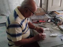 एक ऐसा कलाकार जो बनाता है समुद्र के झाग से कलाकृतियां, इतनी है एक की कीमत