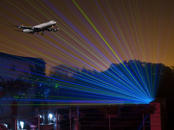 Why should not show laser light to an airplane Know the reason and rules हवाई जहाज को लेजर लाइट क्यों नहीं दिखानी चाहिए? जान लीजिए अगर ऐसा किया तो क्या होगा?
