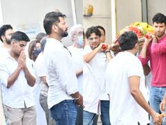 Mukesh Chhabra Mother Died: मुकेश छाबड़ा की मां की निकली अंतिम यात्रा, कई सेलेब्स देने पहुंचे श्रद्धांजलि