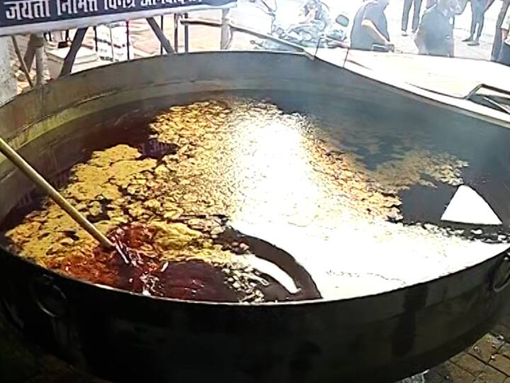 महात्मा ज्योतिबा फुले आणि डॉ. बाबासाहेब आंबेडकर यांच्या जयंतीनिमित्ताने पुणेकरांच्या सहभागातून तब्बल 11 हजार किलोची मिसळ बनविण्याचा मानस होता.