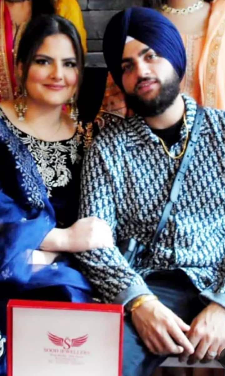 ਹਾਲ ਹੀ 'ਚ ਗਾਇਕ ਦਾ ਵਿਆਹ ਵੀ ਹੋਇਆ ਹੈ। ਇੰਨੀਂ ਦਿਨੀਂ ਉਹ ਆਪਣੀ ਪਤਨੀ ਦੇ ਨਾਲ ਵਿਆਹੁਤਾ ਜੀਵਨ ਦਾ ਅਨੰਦ ਮਾਣ ਰਿਹਾ ਹੈ। ਇਸ ਦਰਮਿਆਨ ਦੋਵੇਂ ਪਤੀ ਪਤਨੀ ਦੀਆਂ ਤਸਵੀਰਾਂ ਤੇ ਵੀਡੀਓਜ਼ ਸੋਸ਼ਲ ਮੀਡੀਆ 'ਤੇ ਵਾਇਰਲ ਹੁੰਦੀਆਂ ਰਹਿੰਦੀਆਂ ਹਨ।