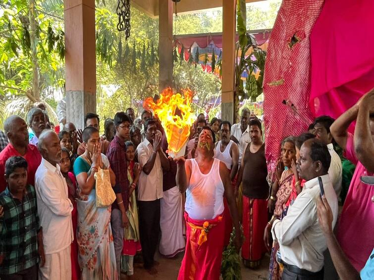 Tiruvannamalai Sri Purani Pushpakarani Kaliamman temple worshipcamphor and pray for child birth and offer prasad to the couple TNN குழந்தை வரம் அருளும் சுயம்பு ஸ்ரீ பூரணி புஷ்பகரணி காளியம்மன் - கற்பூரம் ஏந்தி தம்பதினர் வழிபாடு