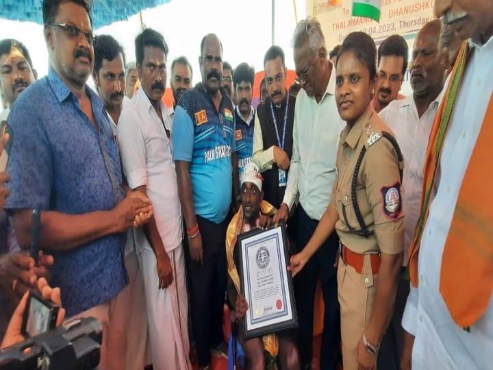 தலைமன்னார் - தனுஷ்கோடி இடையே பாக் நீரிணையை நீந்தி கடந்து  மாற்றுத்திறனாளி சாதனை