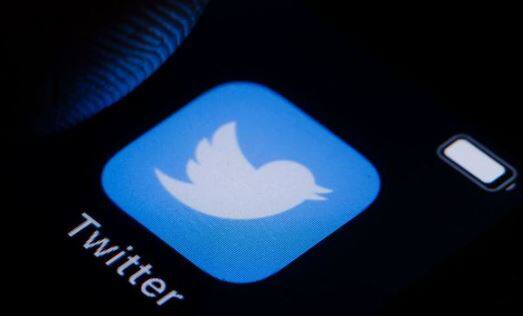 Twitter Blue: ਐਲੋਨ ਮਸਕ ਨੇ ਟਵਿਟਰ ਬਲੂ ਸਬਸਕ੍ਰਾਈਬਰ ਨੂੰ ਇੱਕ ਹੋਰ ਤੋਹਫਾ ਦਿੱਤਾ ਹੈ ਅਤੇ ਹੁਣ ਯੂਜ਼ਰਸ ਟਵਿੱਟਰ 'ਤੇ 280 ਅੱਖਰਾਂ ਦੀ ਬਜਾਏ 10,000 ਅੱਖਰ ਤੱਕ ਲਿਖ ਸਕਦੇ ਹਨ। ਪਹਿਲਾਂ ਟਵਿਟਰ ਬਲੂ ਯੂਜ਼ਰਸ ਪਲੇਟਫਾਰਮ 'ਤੇ 4,000 ਅੱਖਰ ਤੱਕ ਲਿਖ ਸਕਦੇ ਸਨ ਪਰ ਹੁਣ ਕੰਪਨੀ ਨੇ ਇਸ ਨੂੰ ਵਧਾ ਕੇ 10,000 ਕਰ ਦਿੱਤਾ ਹੈ। ਫਿਲਹਾਲ ਇਸ ਅਪਡੇਟ ਨੂੰ ਕੰਪਨੀ ਨੇ ਸਿਰਫ ਅਮਰੀਕਾ 'ਚ ਮੌਜੂਦ ਯੂਜ਼ਰਸ ਲਈ ਰੋਲਆਊਟ ਕੀਤਾ ਹੈ, ਜਿਸ ਨੂੰ ਹੌਲੀ-ਹੌਲੀ ਹੋਰ ਦੇਸ਼ਾਂ 'ਚ ਵੀ ਸ਼ੁਰੂ ਕੀਤਾ ਜਾਵੇਗਾ।