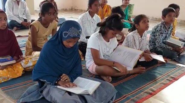 डॉ. बाबासाहेब आंबेडकर यांच्या जयंतीनिमित्त राज्यभरात विविध कार्यक्रमाचे आयोजन करण्यात आले आहे. तसेच वेगवेगळे उपक्रम राबवण्यात आले आहेत. काही ठिकाणी पुस्तक वाचनातून डॉ. आंबेडकरांना अभिवादन केलं जात आहे.