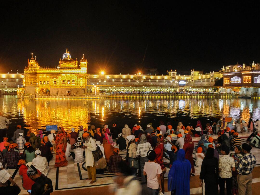Sikhs Throng Gurudwaras Across The Country To Offer Prayers On Vaisakhi — WATCH Sikhs Throng Gurudwaras Across Nation To Offer Prayers On Vaisakhi — WATCH Jallianwala Bagh Massacre Bangla Sahib Sikhs Throng Gurudwaras Across The Country To Offer Prayers On Vaisakhi — WATCH