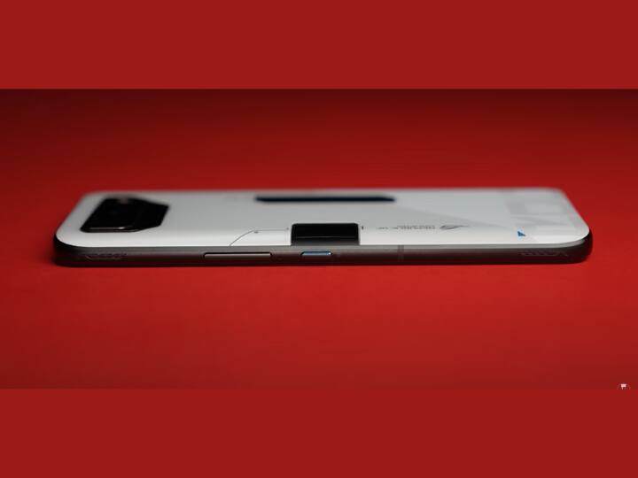 ROG Phone 7 Ultimate के राइट साइड पर आपको एयर ट्रिगर, वॉल्यूम रॉकर बटन और पावर बटन मिलता है. साथ ही एक माइक्रोफोन भी यहां देखने को मिलता है. कुल मिलाकर इस फोन में 3 माइक्रोफोन कंपनी ने दिए हैं.