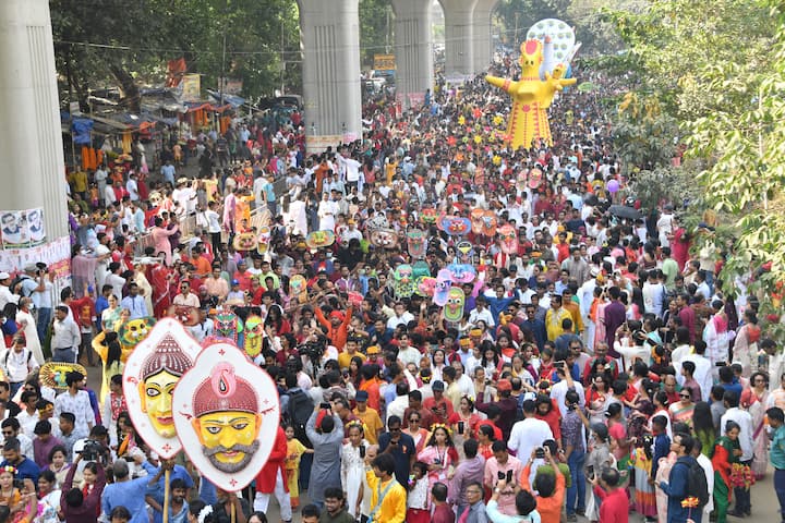 Poila Baisakh:ঢাকা বিশ্ববিদ্যালয়ের চারুকলা অনুষদ থেকে মঙ্গল শোভাযাত্রা বের হয়।