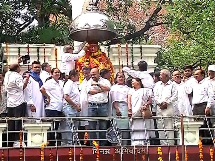 14 ऑक्टोबर 1956 रोजी नागपूर येथील दीक्षाभूमीवरच बाबासाहेबांनी हिंदू धर्माचा त्याग करुन बौद्ध धर्माची दीक्षा घेतली होती.