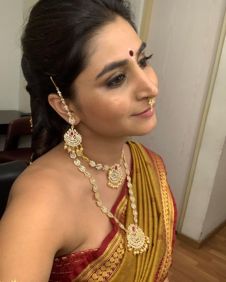 నటిగా ‘చందమామ కథలు’ సినిమాతో గుర్తింపు తెచ్చుకుంది.