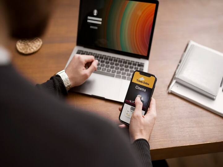 अगर आप नेट बैंकिंग का इस्तेमाल करते हैं तो आप अपने डेबिट कार्ड को डिजिटली भी प्राप्त कर सकते हैं. वहीं डिजिटल क्रेडिट कार्ड केवल तब ही मिलता है, जब उस ग्राहक के पास फिजिकल क्रेडिट कार्ड नहीं है.