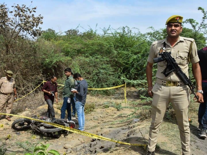 Asad Ahmed Encounter: असद अहमद और शूटर गुलाम पर STF ने कितनी गोलियां चलाईं? तीन FIR भी दर्ज Asad Ahmed Encounter STF lodged 3 FIR against asad and shooter Ghulam, know details Asad Ahmed Encounter: असद अहमद और शूटर गुलाम पर STF ने कितनी गोलियां चलाईं? तीन FIR भी दर्ज