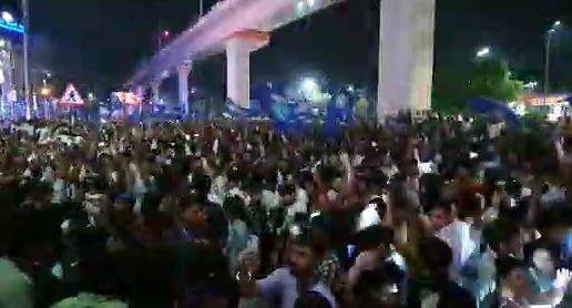 अंबरनाथमध्ये आंबेडकर जयंतीचा उत्साह.  रात्री 12 वाजता बाबासाहेबांना अभिवादन  अंबरनाथ पालिकेबाहेर शेकडो अनुयायांची गर्दी.