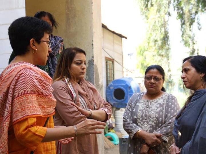 Education Minister Atishi ramdom visit to inspect MCD School Principal found absent, reprimanded on phone Delhi Govt School: निरीक्षण करने पहुंची आतिशी को नहीं मिली प्रिंसिपल, फोन मिलाकर लगा दी फटकार 